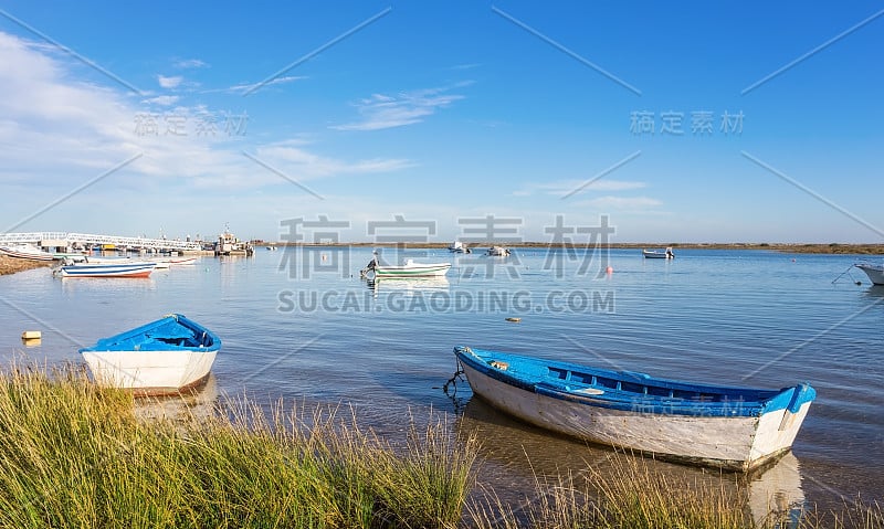 海湾里的旧渔船。Tavira,葡萄牙。