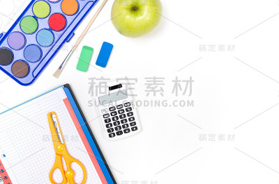 白色背景上的学校用品