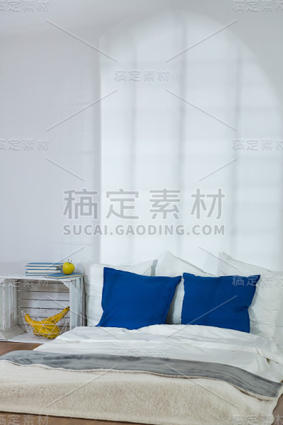 简单但非常原始的卧室
