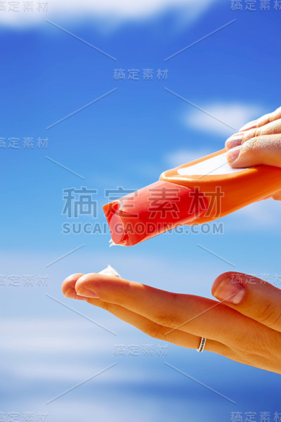 女人使用防晒霜