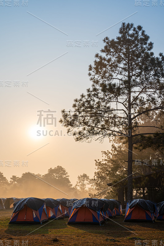 福克拉杜昂山上的旅游露营帐篷