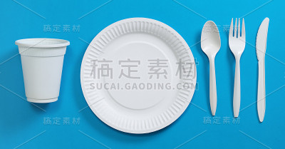 蓝色的一次性餐具