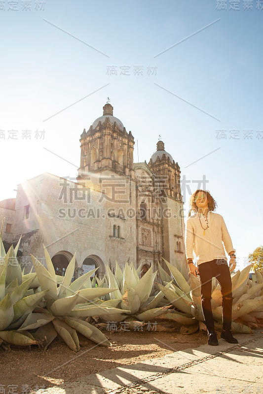 瓦哈卡州天主教寺庙外的卷发男子