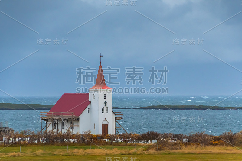 在暴风雨天气下，冰岛靠近大西洋海岸的木制教堂