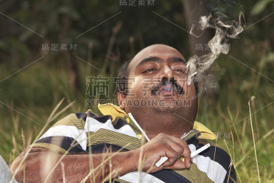 成年男子吸烟-库存形象