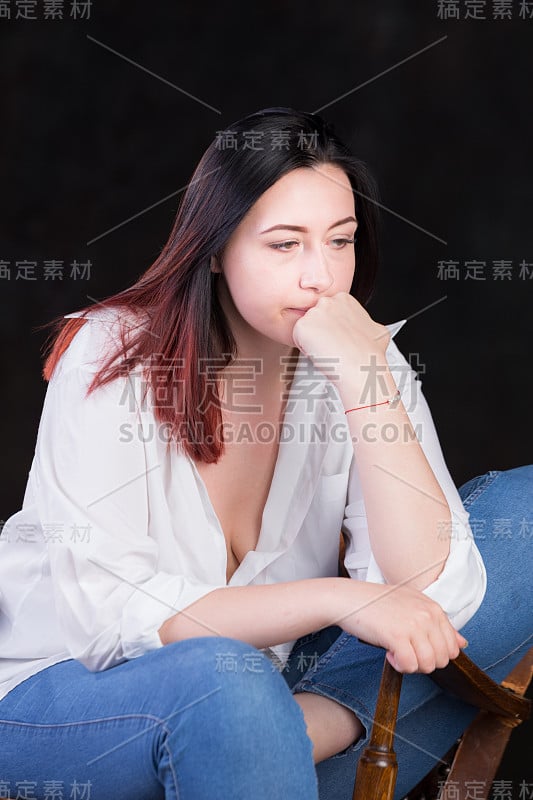 白皙皮肤，深色头发，红色发梢的白人妇女，穿着白色衬衫，背景为黑色