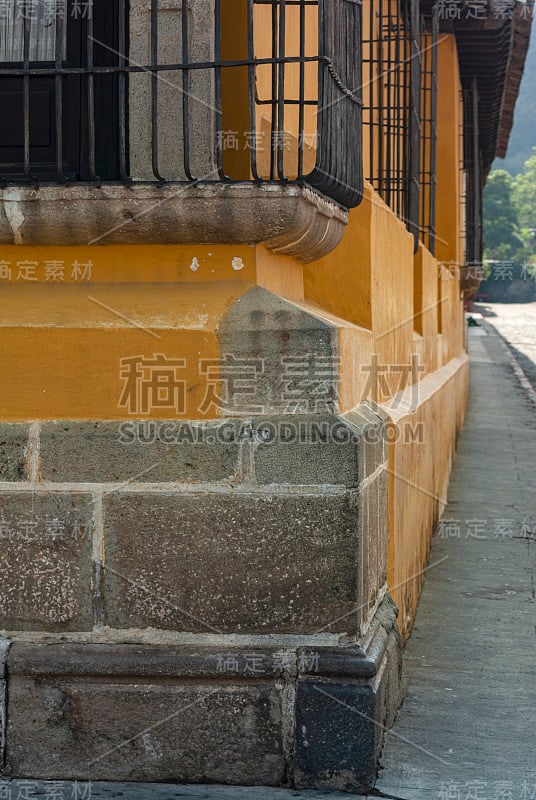 危地马拉安提瓜(La Antigua)殖民时期住宅的角落细节和锻铁阳台，外立面。