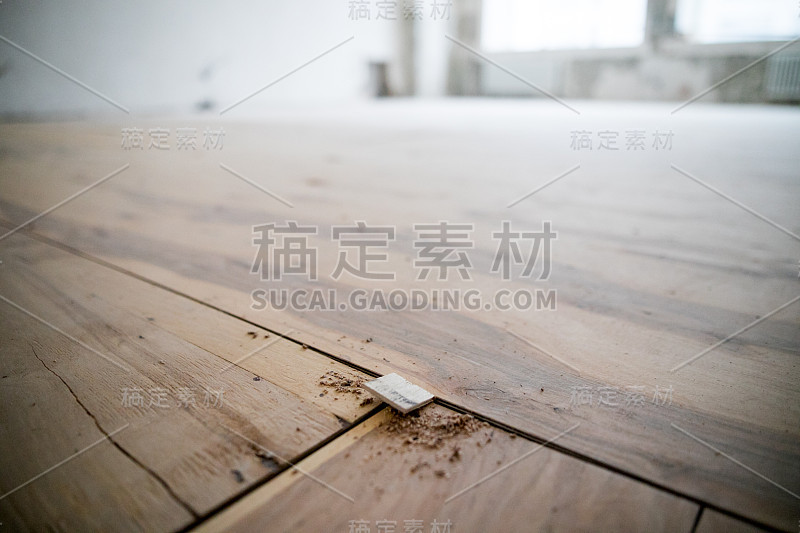 有修理工具和建筑材料的空房间