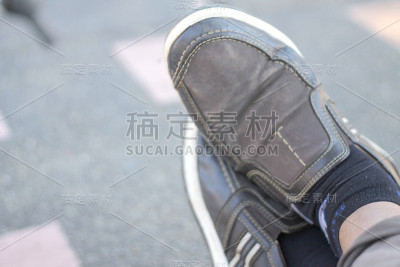 鞋在地板上