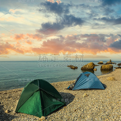 晚上在海边露营