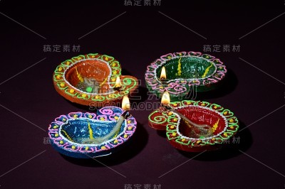 在排灯节庆祝期间，彩色的粘土灯盏被点亮。问候卡设计印度的光节日称为排灯节。