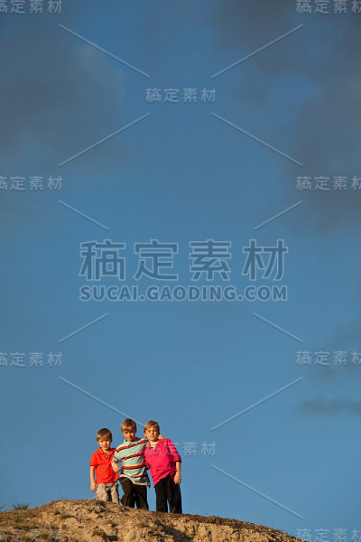 山上的三个男孩
