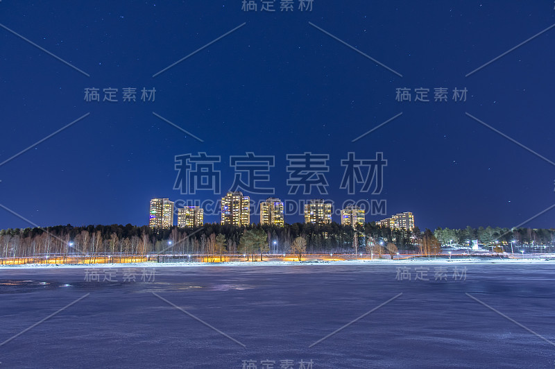 卢莱克罗南地区的高大住宅楼拍摄了一个星光灿烂的冬夜