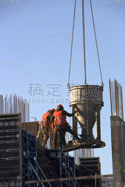 在施工现场和土木工程师处进行建筑楼板商品混凝土的混凝土浇筑
