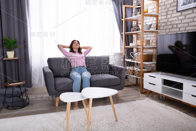 躺在沙发上的女人
