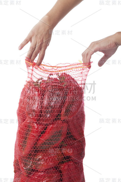 袋装红甜椒，在白色背景上分离