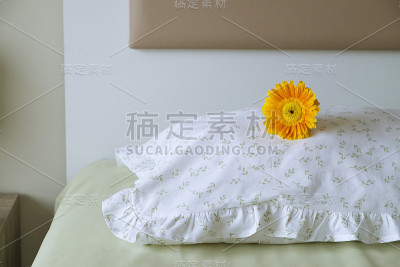 卧室里一张床的特写镜头