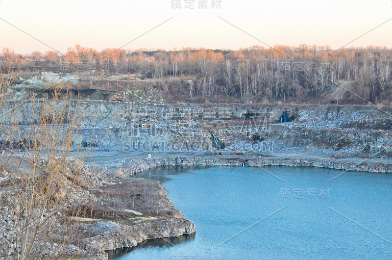 花岗岩采石场的湖景