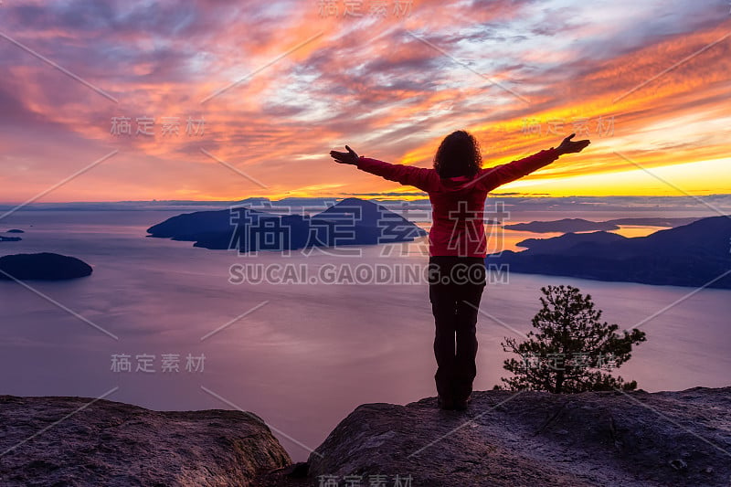 冒险的白人女孩站在山顶上