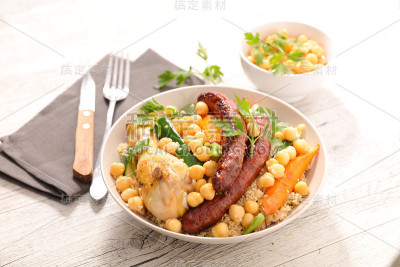 蒸粗麦粉配蔬菜和肉类