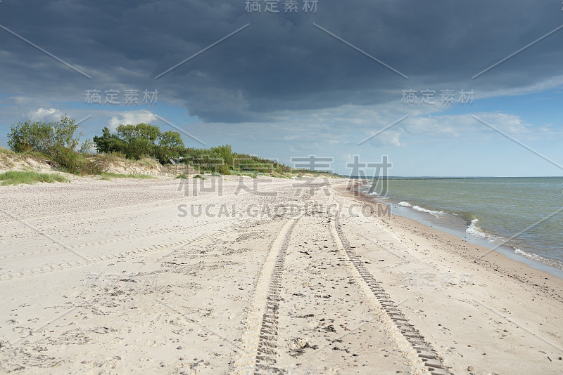 波罗的海沿岸(沙丘、海滩)，在一个晴朗的夏日。ATV跟踪特写。拉脱维亚,立陶宛。旅游，国际安全，全球