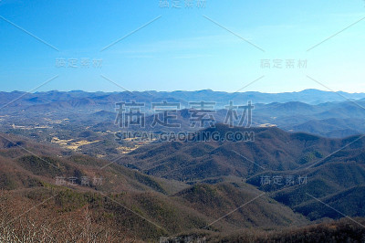 冬季的山脉和晴朗的天空