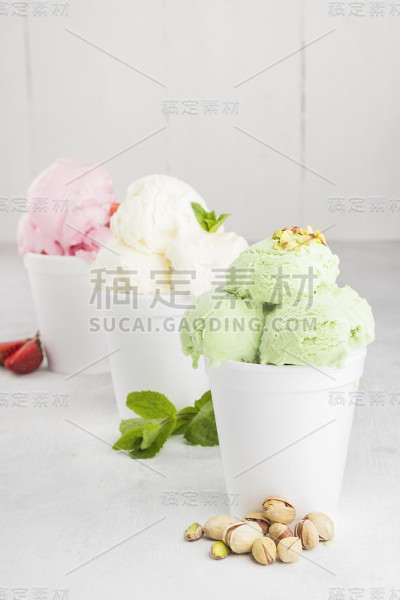 一次性杯装草莓、开心果和香草冰淇淋