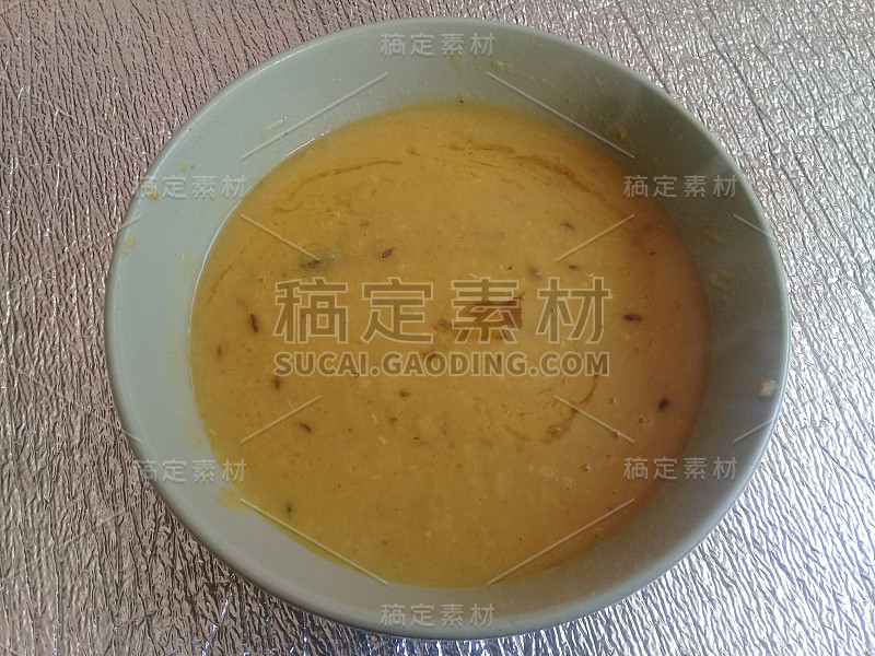 传统的扁豆Dal。达尔辣咖喱碗，香料，香草，白色背景。前视图。