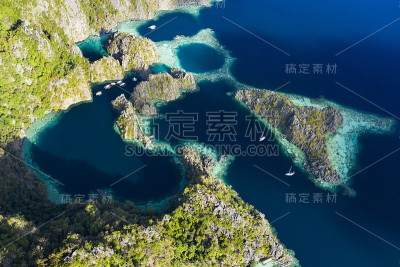 从上面看，双子湖被岩石峭壁包围的令人惊叹的鸟瞰图。