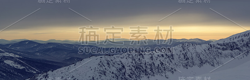 冬天的山景观