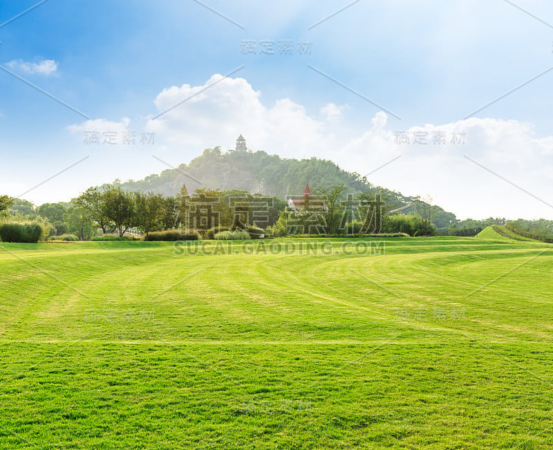 绿油油的草地和美丽的山川自然景观