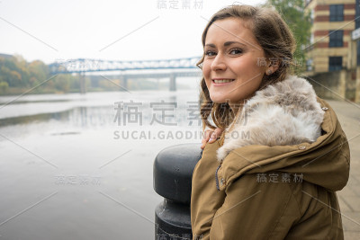 年轻漂亮的黑发女子微笑着