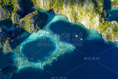 从上面看，双子湖被岩石峭壁包围的令人惊叹的鸟瞰图。