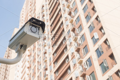 一栋住宅楼前的闭路电视摄像头