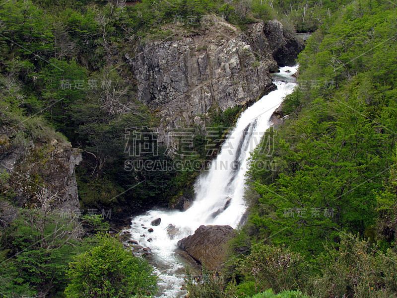 范游览了七大湖地区。河流和湖泊的存在是因为来自安第斯山脉的积雪融化。