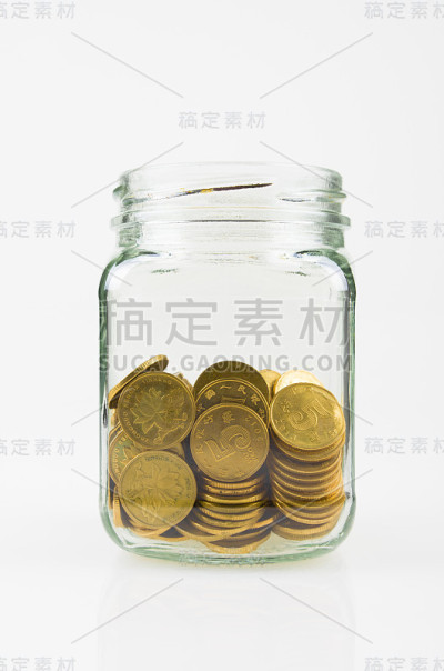 装满硬币的罐子