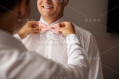 婚姻。婚礼准备。新郎和伴郎在试衣间