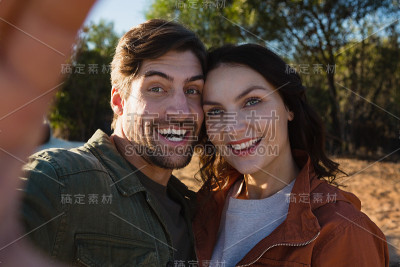 这是一对快乐的夫妇在球场上的肖像
