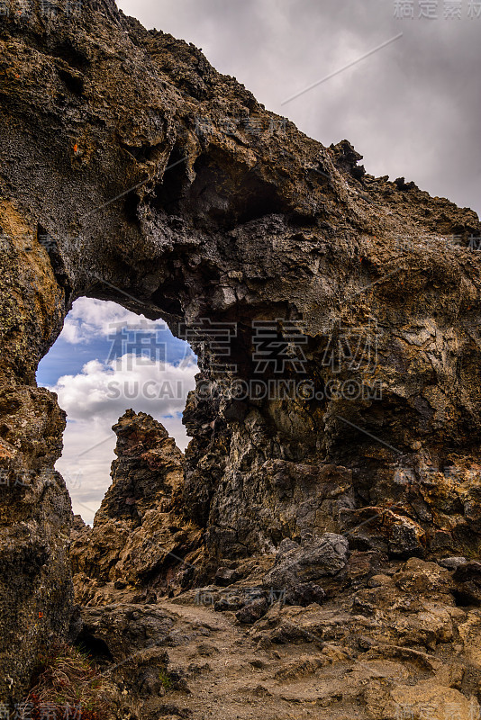 Dimmuborgir岩层位于冰岛北部的Myvatn湖