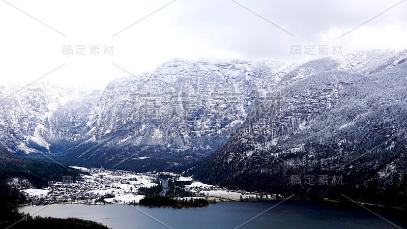 徒步史诗般的山脉户外冒险和观赏哈尔斯塔特冬季雪山景观和湖泊，穿过高地山谷的松树林，通往哈尔斯塔特老盐