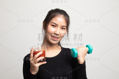 健康的亚洲女人，哑铃和番茄汁。