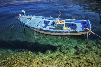 浮动的渔船