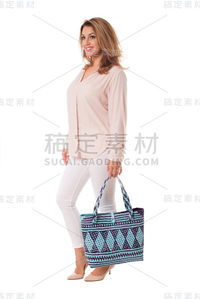 漂亮女人，提着明亮的柳条大手提袋。