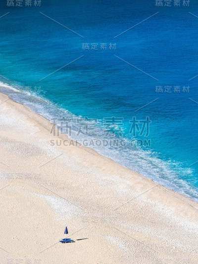 顶部视图美丽的Myrtos海滩与绿松石水在岛屿凯法洛尼亚在爱奥尼亚海在希腊