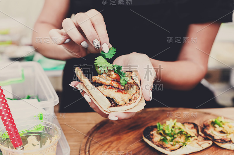 街头小贩在户外做墨西哥玉米卷