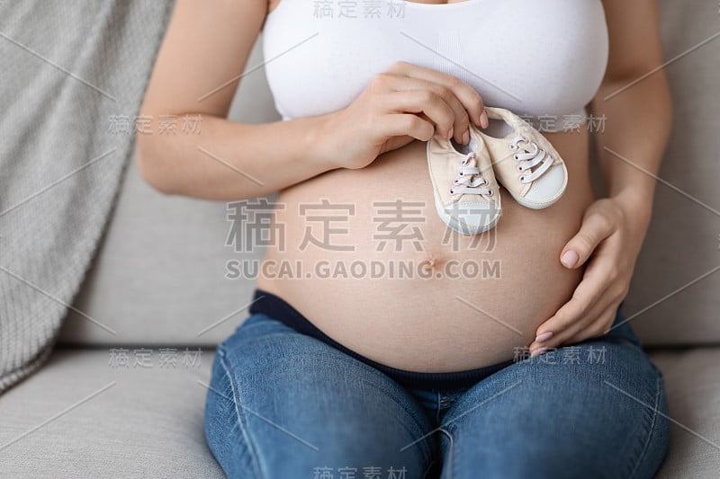 孕妇腹中胎儿的小鞋