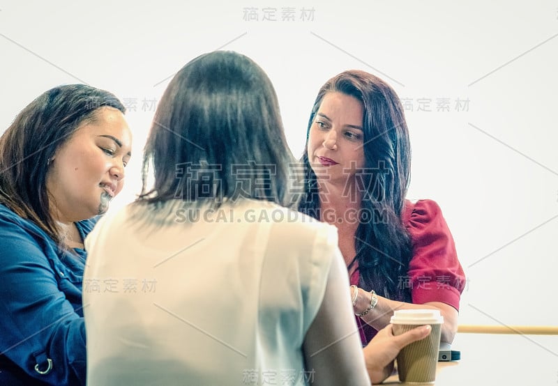 三名新西兰女商人在工作环境中开会。