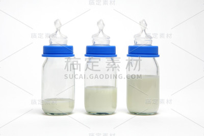 婴儿奶瓶和牛奶