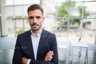 自信的商人在会议中心