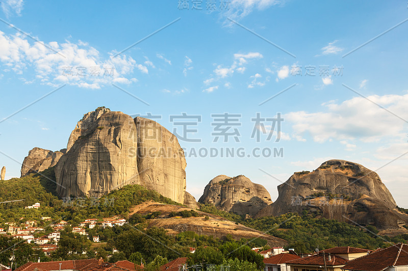 迈泰奥拉修道院。在希腊喀斯特拉基日出时，位于高岩石边缘的伟大Meteofo神圣修道院的美丽景色。